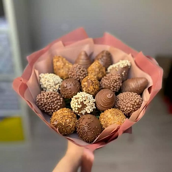 Букет из клубники в шоколаде темный