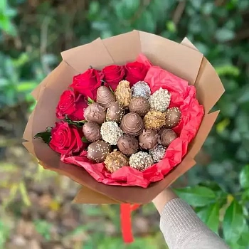 Букет из клубники в шоколаде с розами