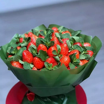 Клубничный букет с зеленью