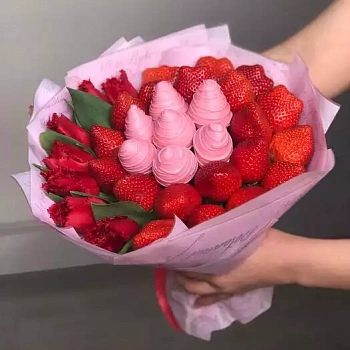 Букет из клубники, 7 тюльпанов