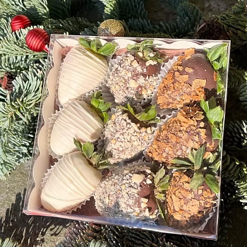 Клубника в молочном и белом шоколаде