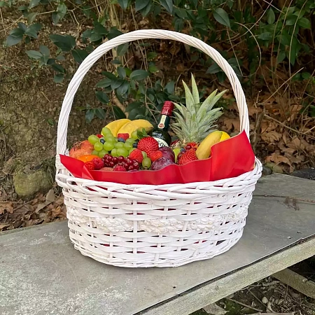 Корзина с фруктами и бутылкой виски