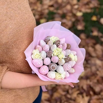 Букет из клубники в шоколаде ( клубничное облако ) 